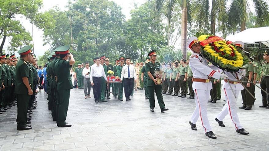 Ông Trương Tấn Sang dự lễ truy điệu và an táng hài cốt liệt sỹ tại nghĩa trang Vị Xuyên